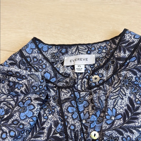 Evereve Blue Buttoned Mandarin Collar Blouse - Picture 3 of 9